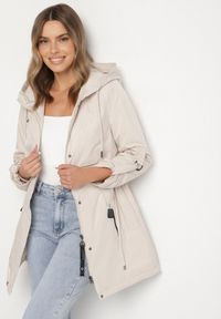 Born2be - Jasnobeżowa Klasyczna Kurtka Parka z Kapturem i Ściągaczem w Talii Tulasira. Okazja: na co dzień. Typ kołnierza: kaptur. Kolor: beżowy. Materiał: jeans. Styl: klasyczny #4