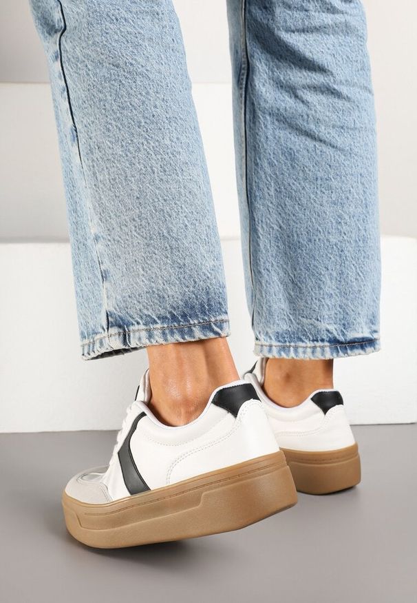 Born2be - Biało-Czarne Sneakersy Typu Klasyczne Tenisówki na Grubej Podeszwie Hanistra. Okazja: na co dzień. Kolor: biały. Materiał: jeans