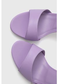 MEXX - Mexx sandały Leyla kolor fioletowy MXTY017501W. Zapięcie: klamry. Kolor: fioletowy. Materiał: skóra, materiał. Wzór: gładki. Obcas: na obcasie. Wysokość obcasa: średni #4