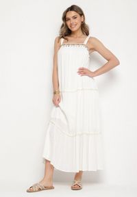 Born2be - Biała Wiskozowa Sukienka o Rozkloszowanym Kroju z Biżuteryjnym Zdobieniem Mevinda. Okazja: na co dzień. Kolor: biały. Materiał: wiskoza. Długość rękawa: na ramiączkach. Wzór: aplikacja. Styl: casual, elegancki #5