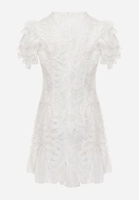 Renee - Biała Sukienka Dopasowana Mini z Koronką i Falbankami Offiamea. Okazja: na co dzień, na imprezę. Typ kołnierza: kołnierz z falbankami. Kolor: biały. Wzór: koronka. Typ sukienki: proste. Materiał: koronka. Długość rękawa: krótki rękaw. Styl: elegancki, casual. Długość: mini #8
