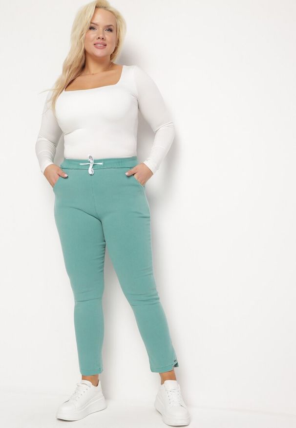 Born2be - Jasnozielone Spodnie z Gumką i Sznurkiem w Pasie z Prostymi Nogawkami Averlija. Okazja: na co dzień. Kolekcja: plus size. Kolor: zielony. Materiał: dresówka. Wzór: napisy. Styl: casual