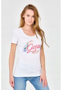 Guess - GUESS Damski biały t-shirt ze zdobionym logo. Kolor: biały. Materiał: bawełna. Wzór: aplikacja #1