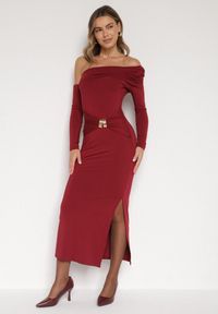 Born2be - Bordowa Sukienka z Wiskozą Wywiniętym Dekoltem Marszczeniem i Metaliczną Ozdobą Reillea. Okazja: na co dzień. Kolor: czerwony. Materiał: wiskoza. Wzór: aplikacja. Styl: klasyczny, casual, elegancki #4