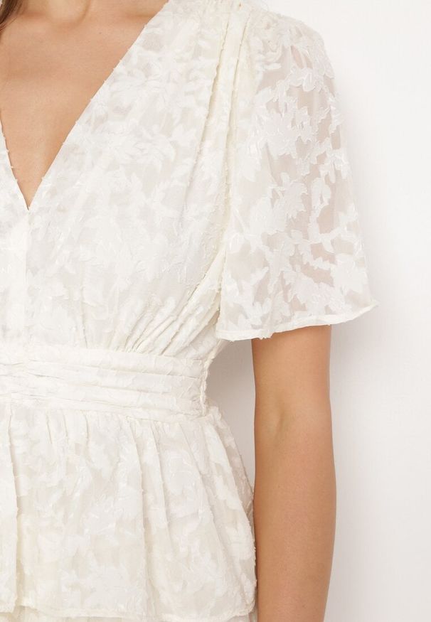 Born2be - Jasnobeżowa Rozkloszowana Sukienka z Trójkątnym Dekoltem z Gumką w Pasie i Falbankami Crapia. Okazja: na spacer. Typ kołnierza: kołnierz z falbankami. Kolor: beżowy. Długość rękawa: krótki rękaw. Styl: wizytowy