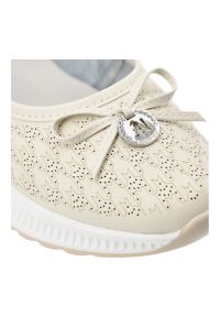 Półbuty damskie Filippo, cholewka ze skóry naturalnej z subtelną perforacją wsuwany fason z ozdobną kokardą, beżowe, DP6718/26. Okazja: na co dzień. Kolor: beżowy. Materiał: skóra. Szerokość cholewki: normalna. Wzór: ażurowy, aplikacja. Sezon: wiosna, lato. Styl: casual, elegancki #4