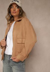 Renee - Beżowa Przejściowa Kurtka Bomberka o Koszulowym Kroju z Imitacji Zamszu Irvila. Kolor: beżowy. Materiał: zamsz. Styl: elegancki #6