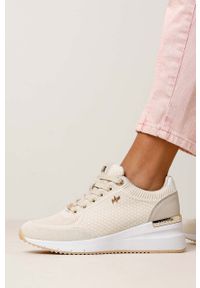 MEXX - Mexx sneakersy Glass kolor beżowy MXK039801W. Nosek buta: okrągły. Zapięcie: sznurówki. Kolor: beżowy. Materiał: guma. Obcas: na koturnie #8