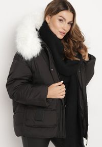Born2be - Czarna Kurtka Pikowana z Odpinanym Futerkiem Nomizia. Okazja: na co dzień, na spacer. Kolor: czarny. Materiał: futro. Sezon: zima. Styl: casual, elegancki #6