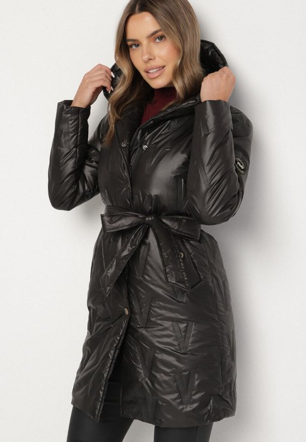 Born2be - Czarna Kurtka z Pikowanymi Przeszyciami Kapturem i Wiązanym Paskiem Erlexie. Okazja: do pracy, na spacer, na co dzień, na spotkanie biznesowe. Kolor: czarny. Materiał: dzianina, jeans. Styl: casual, klasyczny, biznesowy