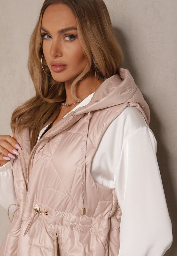 Renee - Różowa Kamizelka z Lekkim Pikowaniem i Kapturem Nieodpinanym Lisarivia. Okazja: na co dzień. Kolor: różowy. Materiał: jeans. Styl: klasyczny, casual, elegancki