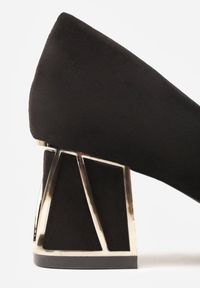 Renee - Czarne Czółenka Vices na Słupku z Metalicznym Detalem i Wkładką ze Skóry Arvisin. Okazja: na co dzień, na imprezę. Kolor: czarny. Materiał: skóra. Wzór: aplikacja. Obcas: na słupku. Styl: casual, elegancki, klasyczny #7