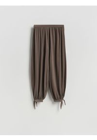 Reserved - Spodnie balloon - beżowy. Kolor: beżowy. Materiał: dzianina. Wzór: gładki