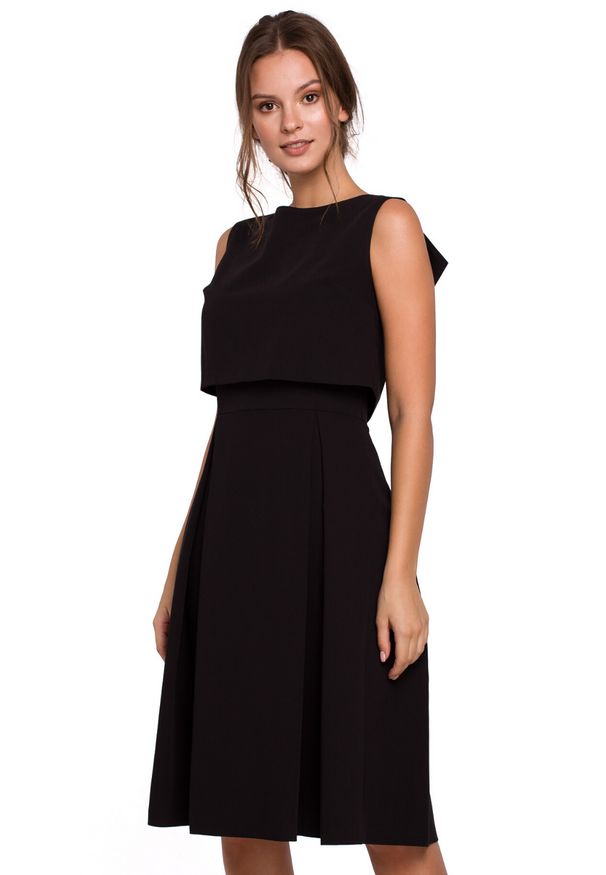 Makover - Elegancka rozkloszowana sukienka eksponująca plecy. Okazja: do pracy. Styl: elegancki. Długość: midi