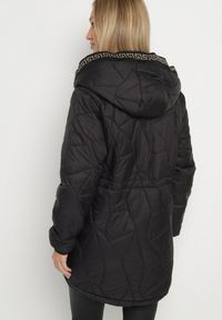 Born2be - Czarna Pikowana Kurtka z Kapturem i Ściągaczami w Talii Tiobelle. Okazja: na spacer. Typ kołnierza: kaptur. Kolor: czarny. Materiał: jeans, skóra, poliester. Styl: klasyczny, sportowy #6