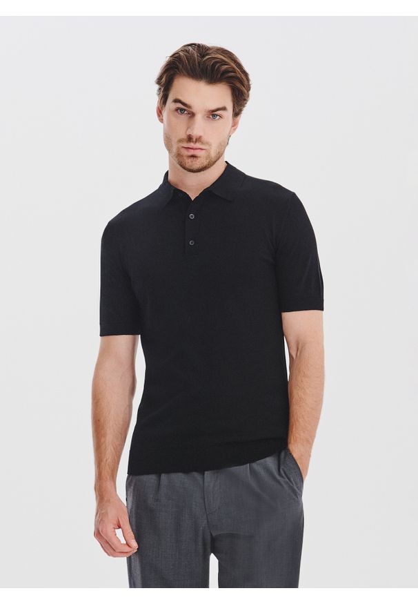 Pako Lorente - PAKO LORENTE - Czarny swetrowy t-shirt polo. Okazja: na co dzień. Typ kołnierza: polo. Kolor: niebieski, czarny, beżowy. Materiał: bawełna, jedwab. Długość rękawa: krótki rękaw. Długość: krótkie. Styl: casual, elegancki