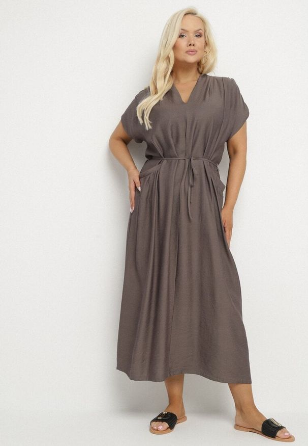 Born2be - Ciemnoszara Wiskozowa Sukienka Pudełkowa z Cienkim Paskiem i Kieszeniami Lumivorae. Okazja: na co dzień. Kolekcja: plus size. Kolor: szary. Materiał: wiskoza. Typ sukienki: proste, dla puszystych. Styl: elegancki, casual
