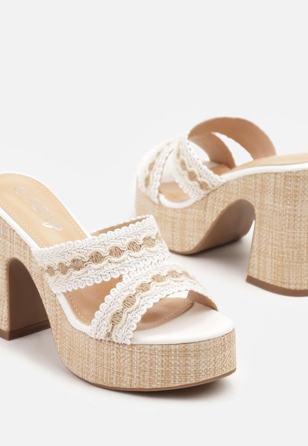 Born2be - Białe Klapki na Platformie i Obcasie z Geometrycznym Wzorem Odivona. Okazja: na co dzień. Kolor: biały. Materiał: jeans. Wzór: geometria. Obcas: na obcasie. Styl: casual. Wysokość obcasa: średni