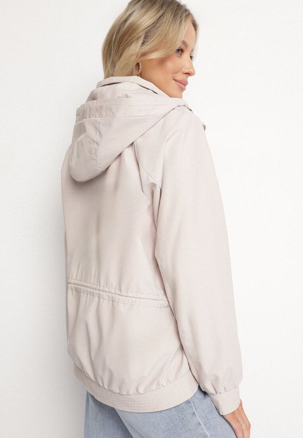 Born2be - Jasnobeżowa Kurtka Parka o Pudełkowym Kroju ze Ściągaczem w Talii i Kapturem Sesoliena. Okazja: na co dzień, na spacer. Kolor: beżowy. Materiał: jeans. Długość rękawa: długi rękaw. Długość: długie. Styl: elegancki, casual