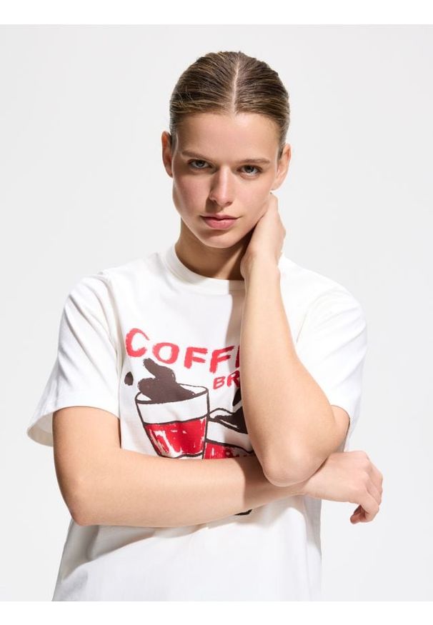 Reserved - Bawełniany t-shirt z nadrukiem - złamana biel. Materiał: bawełna. Wzór: nadruk