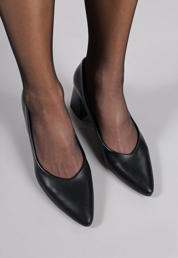 Renee - Czarne Czółenka Vices Basic na Słupkowym Obcasie ze Skórzaną Wkładką Esande. Okazja: na wesele, na ślub cywilny, na imprezę. Kolor: czarny. Materiał: skóra. Obcas: na obcasie. Styl: klasyczny, wizytowy. Wysokość obcasa: średni