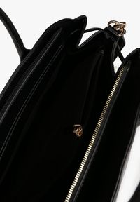 Renee - Czarna Torebka Shopperka na Ramię z Paskiem Arovire. Kolor: czarny. Styl: klasyczny, biznesowy, casual, elegancki. Rodzaj torebki: na ramię