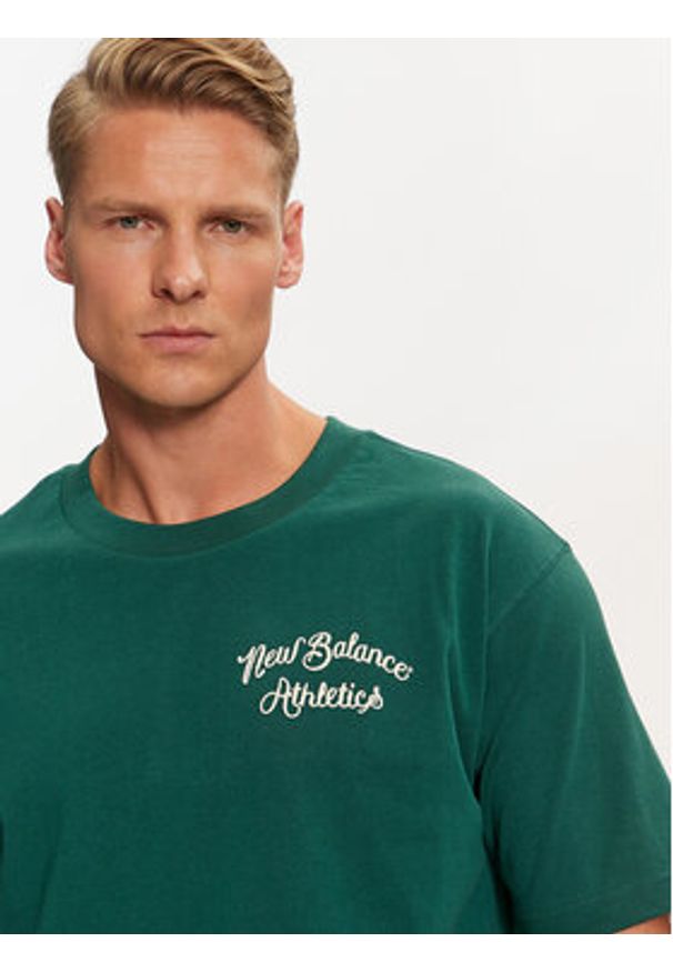 New Balance T-Shirt MT43556 Zielony Regular Fit. Kolor: zielony. Materiał: bawełna