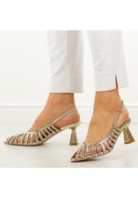 Złote skórzane sandały damskie DiA 3073. Okazja: na komunię, na ślub cywilny, na wesele, na imprezę. Kolor: złoty. Materiał: skóra. Wzór: aplikacja. Sezon: wiosna, lato. Obcas: na szpilce. Styl: elegancki, klasyczny, wizytowy #1