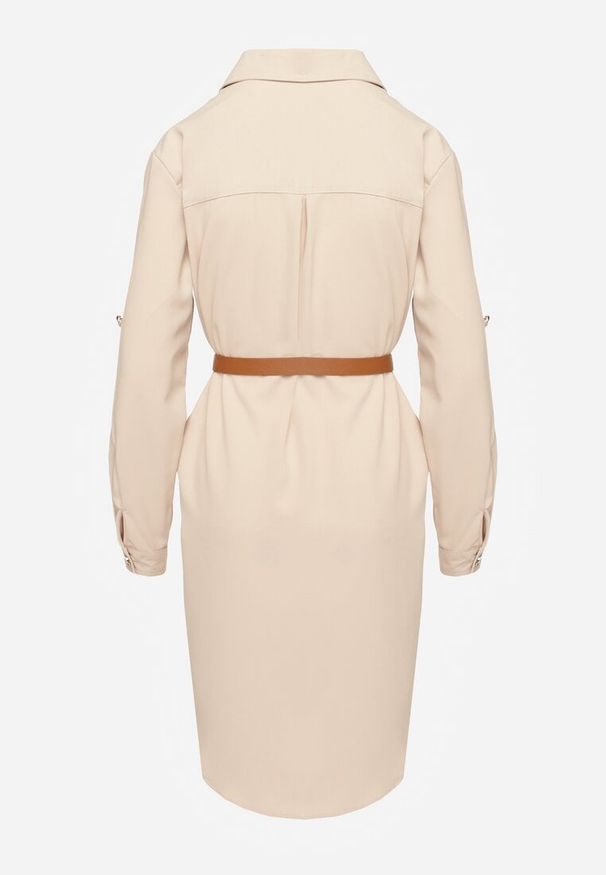 Renee - Beżowa Koszulowa Sukienka Ozdobiona Paskiem i Rękawem z Regulacją Esaviona. Okazja: na co dzień. Kolor: beżowy. Materiał: jeans. Wzór: aplikacja. Typ sukienki: koszulowe. Styl: casual, elegancki