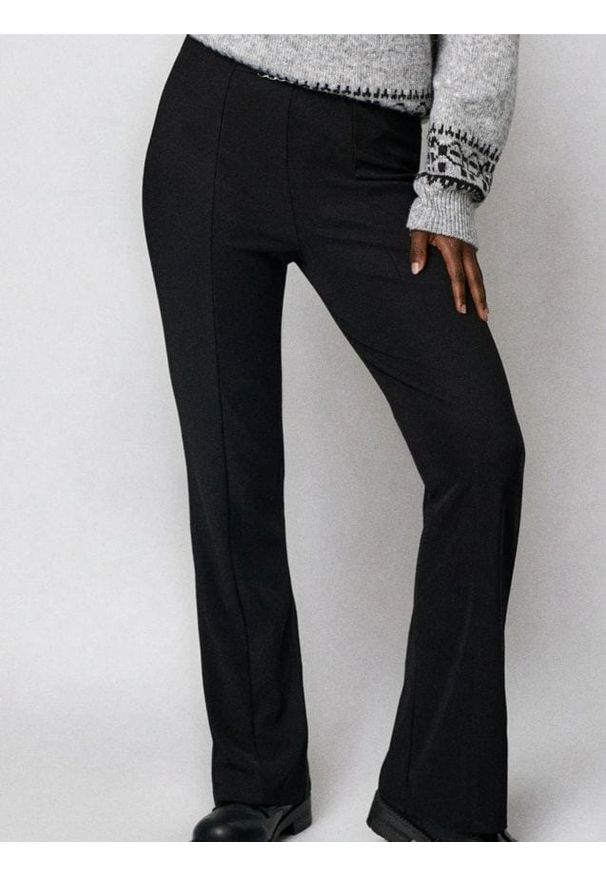 Sinsay - Dzianinowe spodnie flare z przeszyciami - czarny. Kolor: czarny. Materiał: dzianina