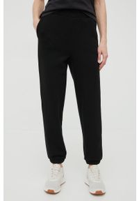 4f - 4F spodnie dresowe damskie kolor czarny gładkie. Stan: podwyższony. Kolor: czarny. Materiał: dresówka. Wzór: gładki