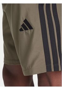 Adidas - adidas Szorty sportowe Essential 3-Stripes Chelsea JE6434 Khaki Regular Fit. Kolor: brązowy. Materiał: syntetyk. Styl: sportowy #3
