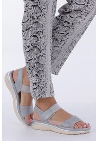 Casu - Srebrne sandały płaskie na rzepy z brokatową gumką casu w19x9/g. Zapięcie: rzepy. Kolor: srebrny, wielokolorowy, szary