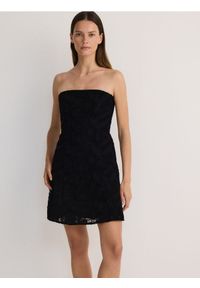 Reserved - Ażurowa sukienka mini - czarny. Kolor: czarny. Materiał: bawełna, tkanina. Wzór: ażurowy. Typ sukienki: proste. Długość: mini