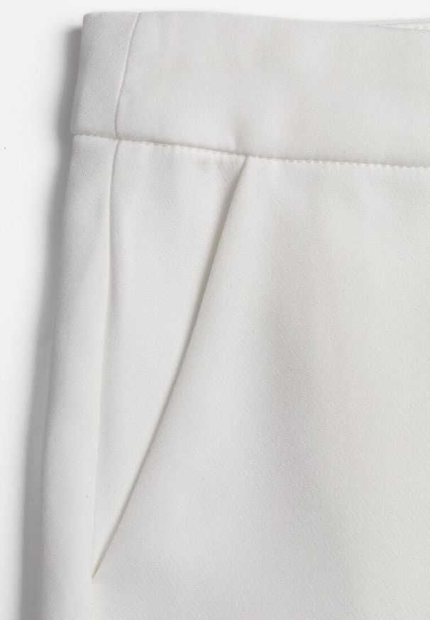 Renee - Białe Klasyczne Spodnie VICES Garniturowe High Waist Dimaia. Okazja: na co dzień, na spotkanie biznesowe, do pracy, na imprezę. Stan: podwyższony. Kolor: biały. Styl: klasyczny