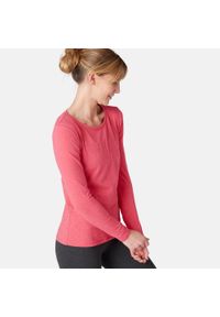 DOMYOS - Koszulka z długim rękawem damska Nyamba Gym & Pilates. Kolor: różowy. Materiał: materiał, bawełna, elastan. Długość rękawa: długi rękaw. Długość: długie. Wzór: ze splotem. Sport: joga i pilates #1