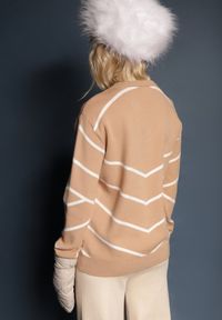 Renee - Beżowy Sweter z Wiskozą w Paski Ozdobiony Wycięciem w Kształcie Serca z Cyrkoniami Temireli. Okazja: na co dzień. Kolor: beżowy. Materiał: wiskoza. Wzór: aplikacja, paski. Styl: casual #5