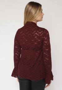 Born2be - Bordowa Koronkowa Bluzka ze Stójką i Rozszerzanymi Rękawami Nefina. Okazja: na co dzień. Typ kołnierza: kołnierzyk stójkowy. Kolor: czerwony. Materiał: koronka. Wzór: aplikacja. Styl: klasyczny, casual, elegancki #3