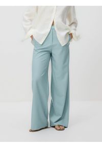 Reserved - Spodnie z szerokimi nogawkami - jasnoniebieski. Kolor: niebieski. Materiał: wiskoza, tkanina
