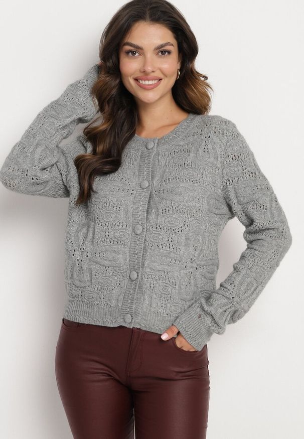 Born2be - Szary Kardigan z Wełną i Wiskozą o Pudełkowym Kroju i Wzorzystym Splocie Vaivinne. Okazja: na co dzień. Kolor: szary. Materiał: wełna, wiskoza. Wzór: ze splotem. Styl: klasyczny, casual, elegancki