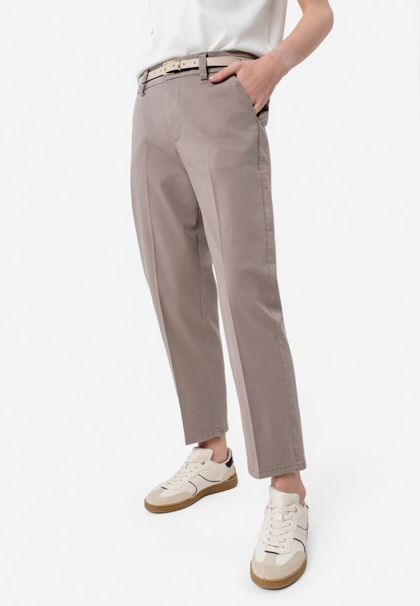 Volcano - Materiałowe spodnie z kantem R-LAVI. Okazja: na co dzień, na spotkanie biznesowe, do pracy. Stan: podwyższony. Kolor: brązowy. Materiał: materiał. Styl: casual, biznesowy, klasyczny