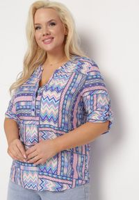 Born2be - Niebiesko-Różowa Koszula z Etnicznym Wzorem i Rękawami 3/4 Ithnoria. Kolekcja: plus size. Kolor: niebieski. Styl: etno, boho #4