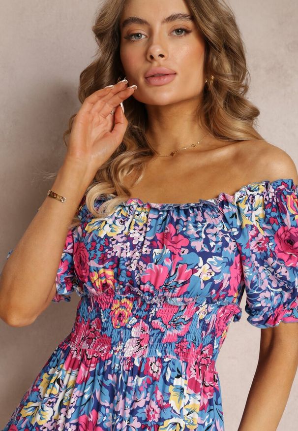 Renee - Granatowa Rozkloszowana Sukienka Mini z Gumkami w Pasie i Krótkimi Rękawami z Wiskozy Merrelle. Typ kołnierza: dekolt hiszpanka, kołnierz z falbankami. Kolor: niebieski. Materiał: wiskoza. Długość rękawa: krótki rękaw. Sezon: wiosna, lato. Długość: mini