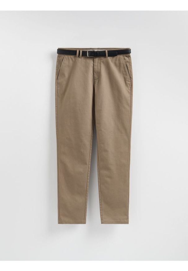 Reserved - Spodnie chino slim z paskiem - jasny zielony. Kolor: zielony. Materiał: tkanina, bawełna