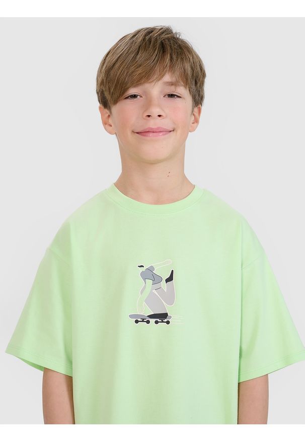 4f - 4F T-shirt oversize z nadrukiem chłopięcy - zielony 122 (6-7 lat). Okazja: na co dzień. Kolor: zielony. Materiał: dzianina, bawełna, jersey. Długość rękawa: krótki rękaw. Długość: krótkie. Wzór: nadruk. Sezon: lato. Styl: klasyczny, sportowy, casual