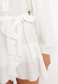 Born2be - Biała Sukienka Ozdobiona Paskiem i Falbanami Divilena. Okazja: na co dzień. Kolor: biały. Materiał: jeans. Wzór: aplikacja. Styl: casual, elegancki #4