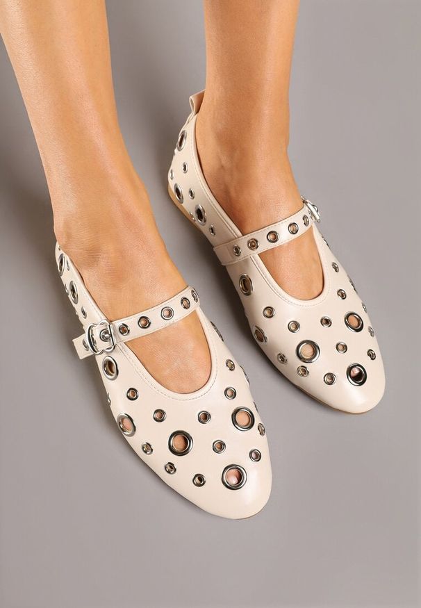 Renee - Beżowe Balerinki Ozdobione Paskiem i Metalicznymi Aplikacjami Erathira. Okazja: na co dzień. Zapięcie: pasek. Kolor: beżowy. Materiał: jeans. Wzór: aplikacja. Styl: casual, elegancki