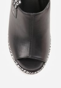 Born2be - Czarne Klapki na Koturnie z Szerokim Paskiem Eshala. Kolor: czarny. Obcas: na koturnie #8