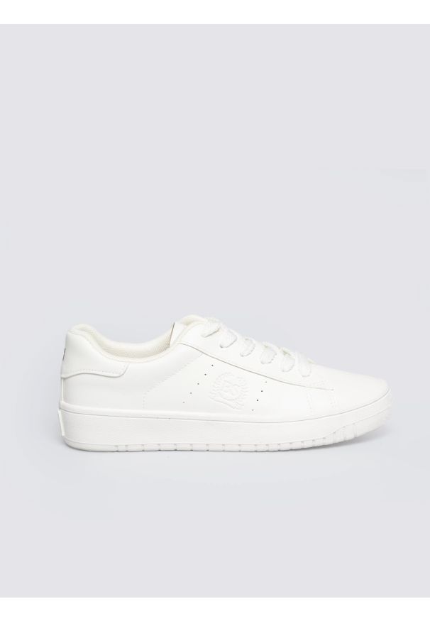 Big-Star - Sneakersy damskie ze skóry ekologicznej białe NN274577 101. Okazja: na spacer, na co dzień. Nosek buta: okrągły. Zapięcie: sznurówki. Kolor: biały. Materiał: skóra ekologiczna. Sport: turystyka piesza