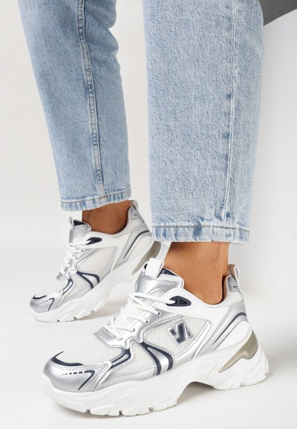 Born2be - Białe Sneakersy na Grubej Podeszwie z Błyszczącymi Wstawkami i Sznurowaniem Vilenra. Kolor: biały. Szerokość cholewki: normalna
